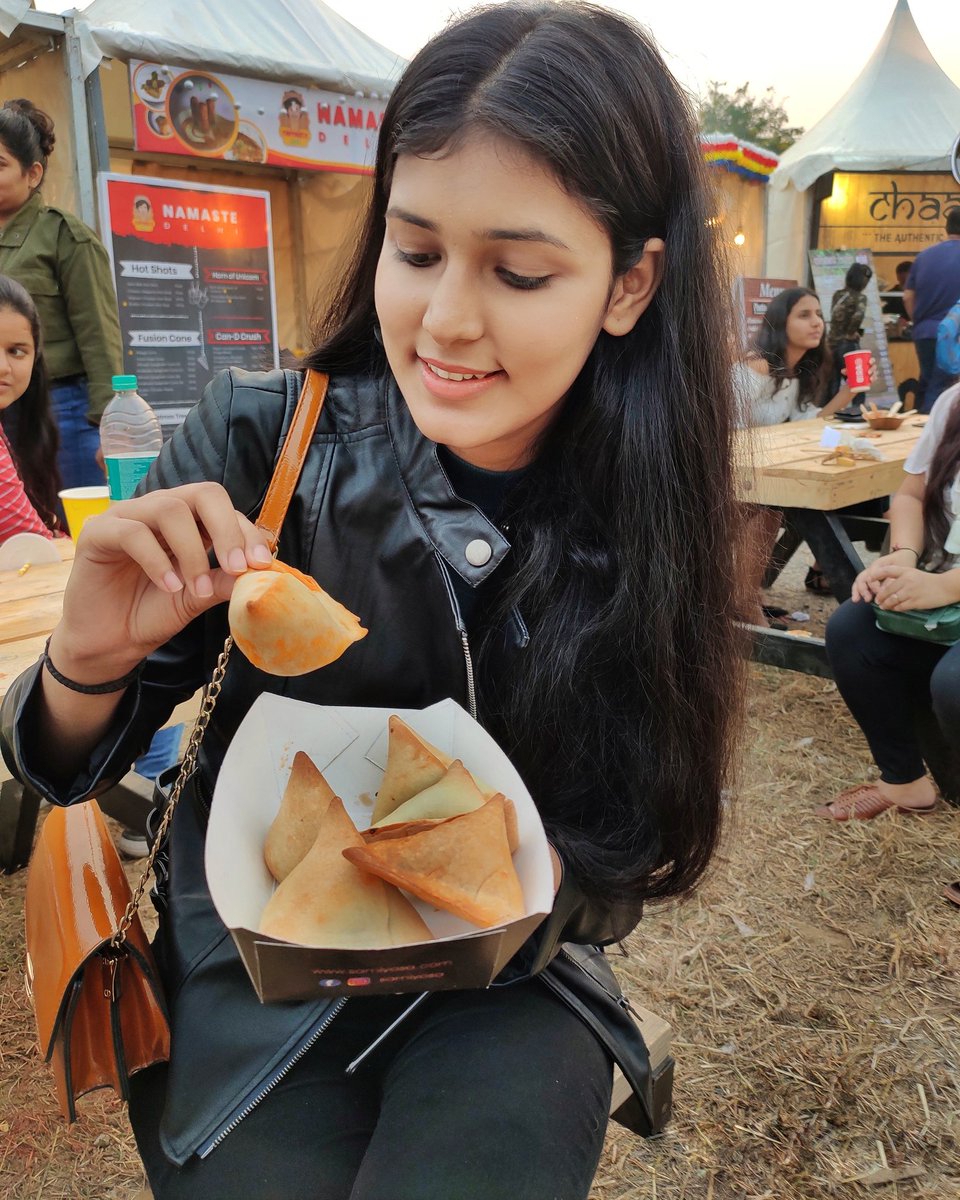 Taste_bird's tweet photo. Evening feels with samose😋
#evening #lockdown #LockdownHouseParty https://t.co/p1zClN6S5Z