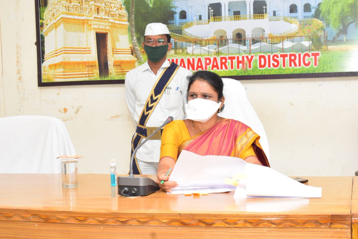 మహిళా సంఘాల జీవనోపాదులు, రుణాలు, బ్యాంకుల అనుసంధానంతో అమలు చేసే పథకాలపై సమీక్ష నిర్వహించిన వనపర్తి జిల్లా కలెక్టర్ షేక్ యాస్మిన్ భాష.