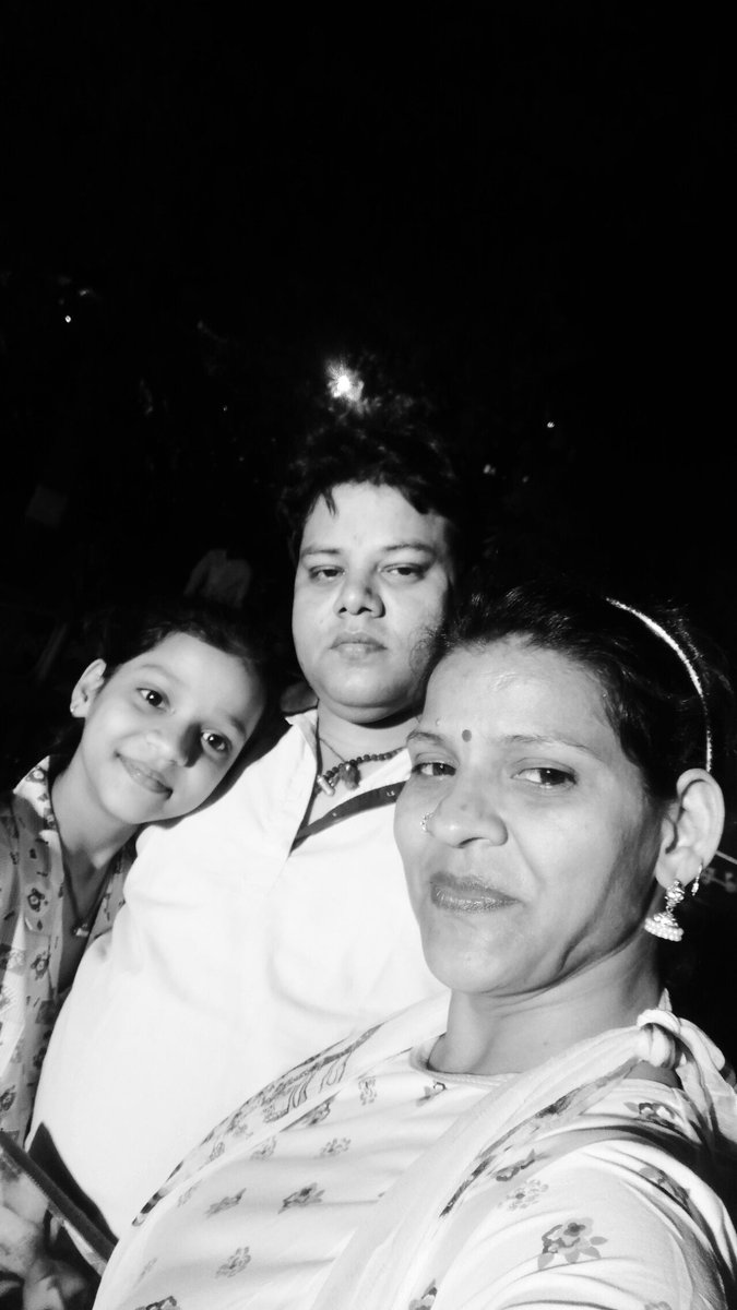 Sandhya19564302's tweet photo. My lovely family 😊❤😊#myfamily https://t.co/GsFqV1ccef