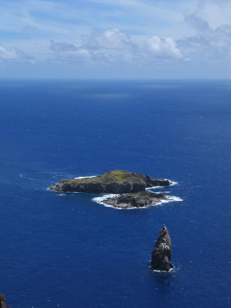 POINT NEMO (foto 1), adalah sebuah titik di Samudera Pasifik yang merupakan titik yang paling 'jauh kemana-mana'.  Daratan terdekat berjarak 2688 km, Motu Nui (foto 2).