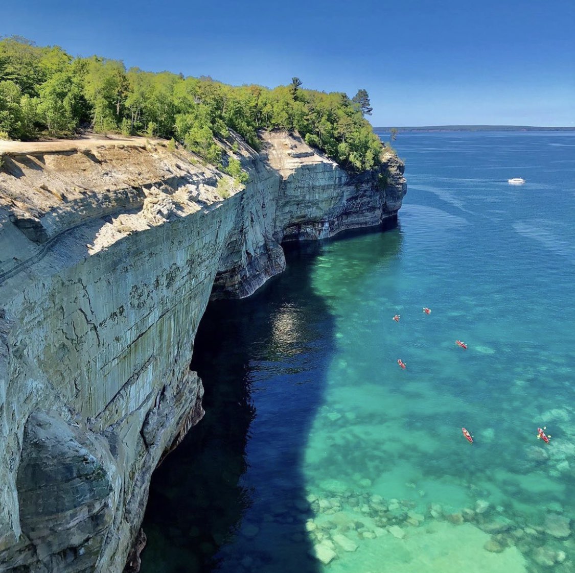 GLL “Would You Rather”: Would you rather be looking down on the kayaks from this great vantage point or looking up at the beautiful rocks from the kayaks? 🤔
🌊 Photo by by Instagram @leggettj_2.0 #greatlakes #greatlakesloving #michigan #lakesuperior #picturedrocks