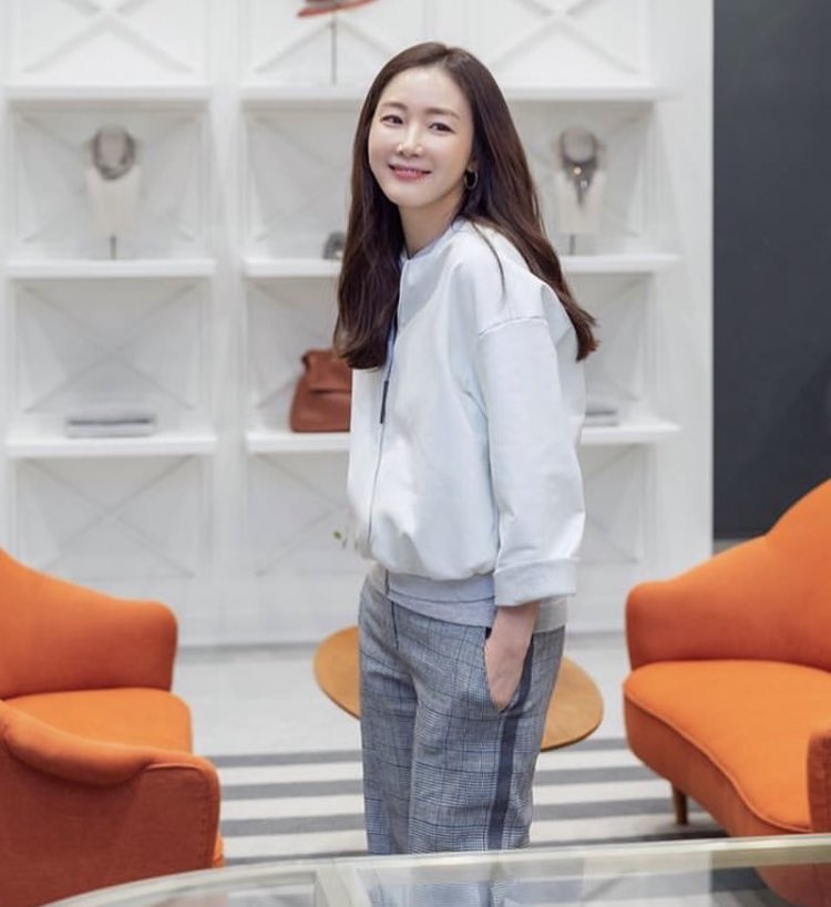CJWupdates's tweet photo. 45? Whatever age she is, she still looks so good! happy birthday again jiwooyaah 🥰🎂💐 https://t.co/wiOnC0V3rU