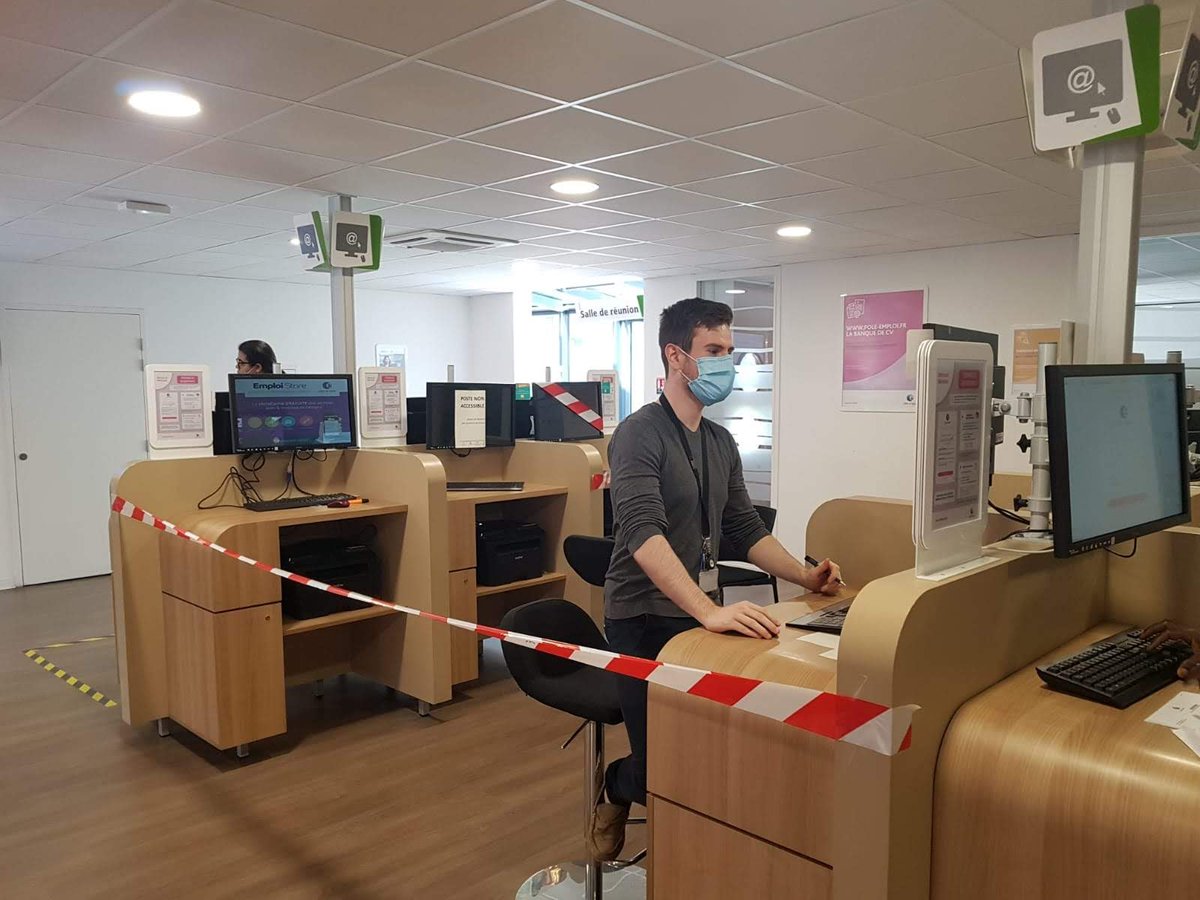 CrozierCorinne's tweet photo. Ils s'appellent Goundoba, Imeine, Laetitia ou Sylvain. Ce sont les volontaires services civiques du #poleemploi #villeurbanne
Leur engagement au quotidien? Prévenir la #FractureDigitale 💾 en accompagnant les usagers sur nos outils numériques 🖱️! Merci à vous chers collègues!👏👏 https://t.co/3hOBOONQ2N