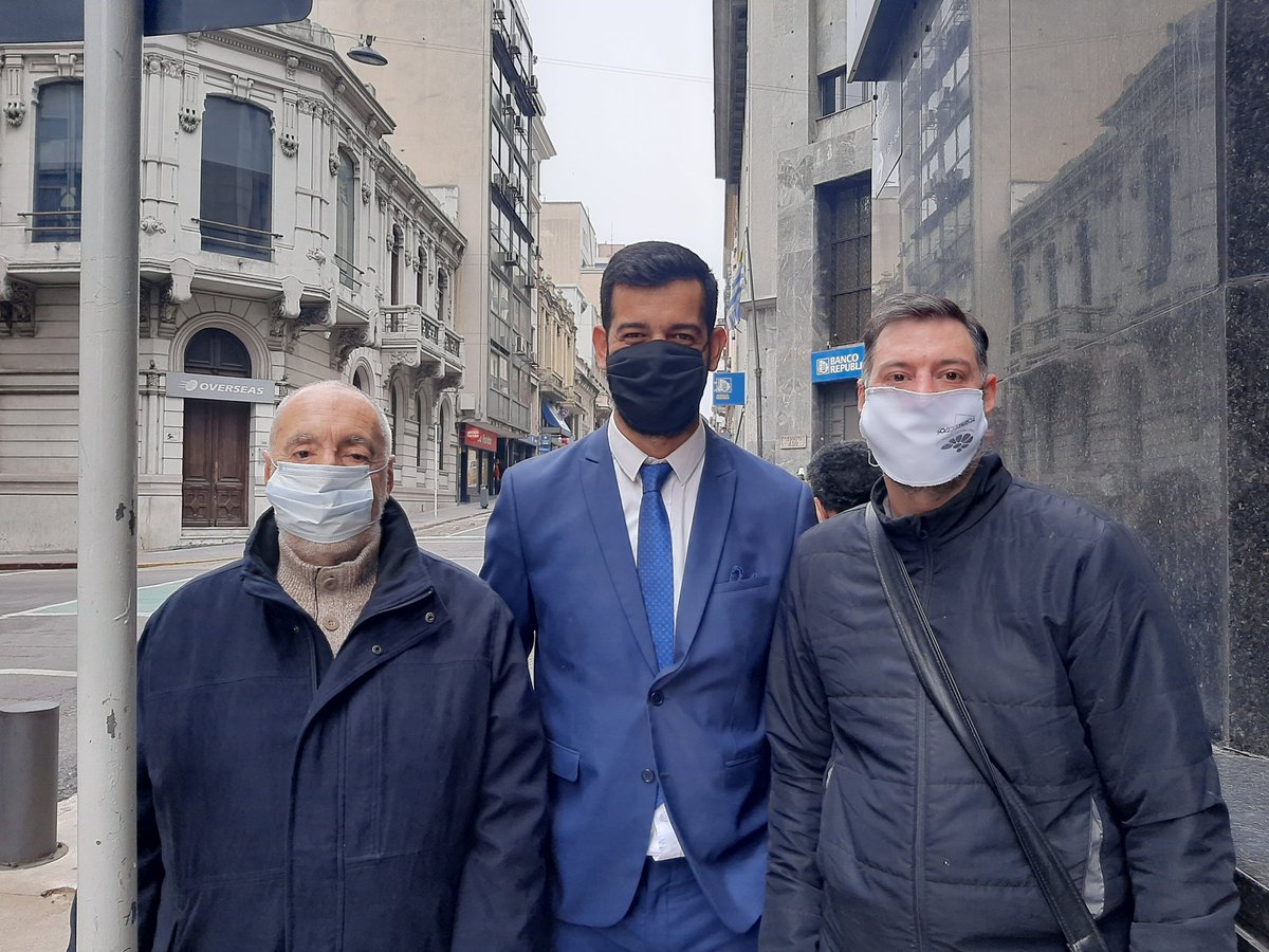 CarasyCaretasuy's tweet photo. Jorge Lima y Sebastián  Ibarra junto a su abogado Gerson Vila  citados  a declarar en fiscalía por denuncia de Laura Raffo, denuncia que tiene todas las características de imponer judicializar los vinculos de la sociedad uruguaya con algunos de sus políticos. https://t.co/HJhKq6ZZlX