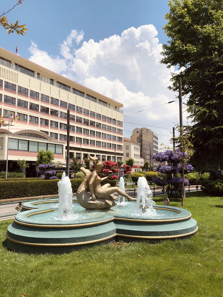 hamidetekin's tweet photo. Şuraya özleyenler için #Eskişehir fotoğrafları koyalım 🥰 Bugün çektim, her yer çiçeklerle rengarenk! 

Gel de aşık olma bu şehre 🧚🏻‍♂️ Ellerinize emeklerinize sağlık 🙏🏻 @eskisehirbb @tepebasibeltr @odunpazari https://t.co/APMiD9ozgp