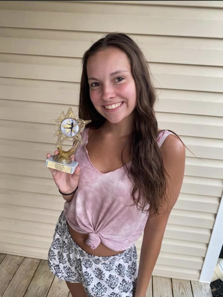 Congratulations to one of our amazing sophomores Megan Reese on earning the 2019-2020 OUTSTANDING POM award!!! Megan is the perfect example of positivity, hard work, and dedication. She always goes above and beyond for her team and has become an outstanding role model! We 💚 you!