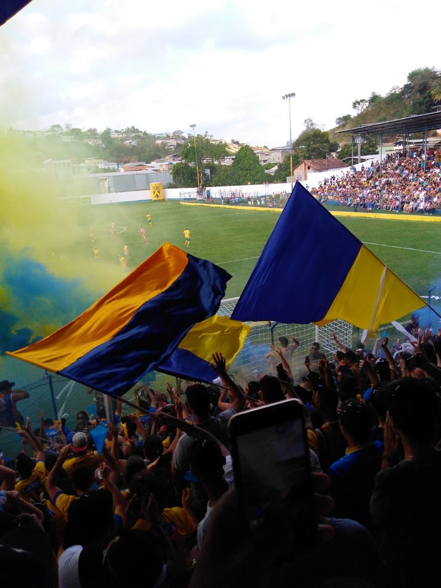 spartanorodeiro's tweet photo. Vai embora, Coronavírus!
Deixa a gente ver o Spartano jogar!
Saudades do Adolfão assim, EMPANTURRADO de gente!
😍💙💛🤩 #tbt🔙📸 #spartano #spartanofc #rodeiro #futebolamador #zonadamatamineira https://t.co/P70KJzbA8R
