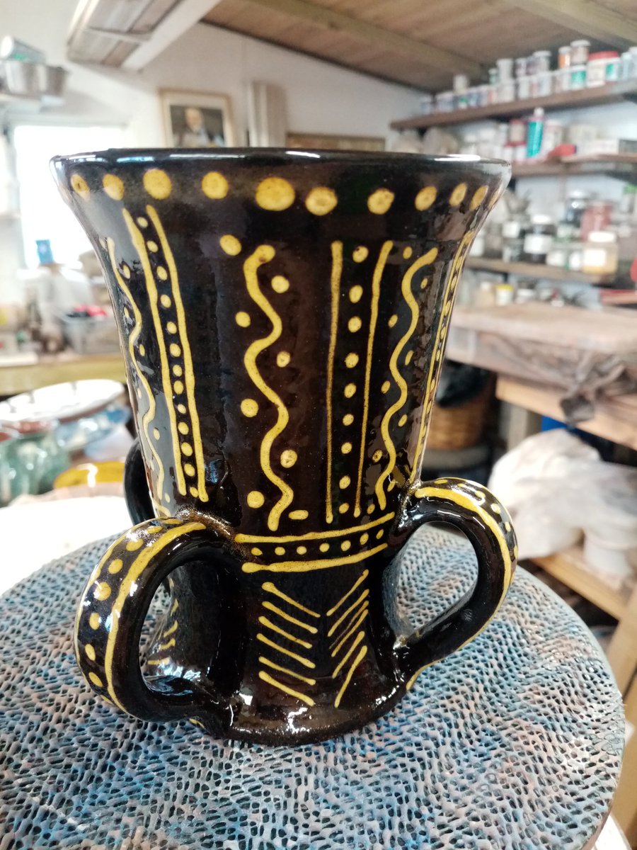 Slip trailed 17th C tyg mug
