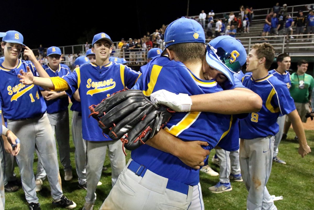 2018: Squeeze bunt put Seymour baseball safely into ‘M’ quarters dlvr.it/RYR9nv