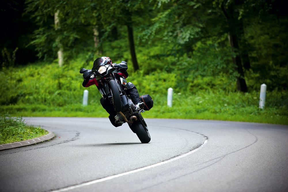 Hoylesey59's tweet photo. I think I need a #KTM in my life again. Feel the need for some proper two-wheeled adventures. Testing a spankers 790 Adventure next week for a project, and quite fancy an old 990 SMT (pictured) if I can find the right bike... #KTM #Adventure #SportsTouring #motorcycletouring https://t.co/fNEzLAuiQE