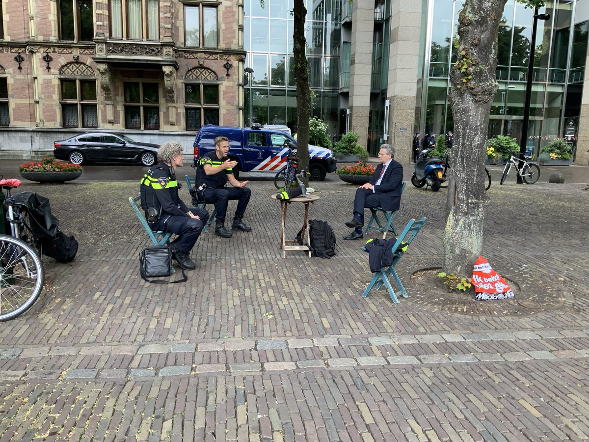 In gesprek met 2de kamerleden over veiligheid, waarbij het van buiten naar binnen denken centraal staat. #wijk #web #wereld #ggp #nabijheid #CommunityPolicing #politie (2)
Bedankt voor de gastvrijheid <a href="/thierrybaudet/">Thierry Baudet</a> <a href="/fvdemocratie/">Forum voor Democratie</a> 
<a href="/SGPBisschop/">Roelof Bisschop</a> <a href="/SGPnieuws/">SGP</a>