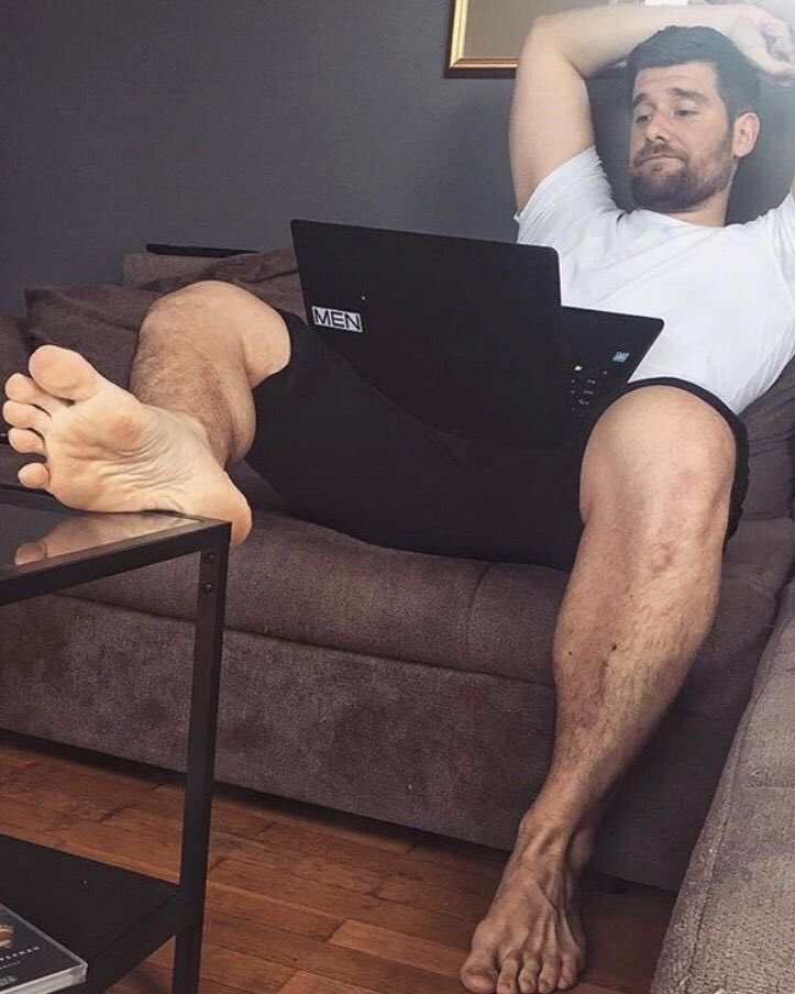 STUD with amazing feet lounging. Anyone know who this is?!