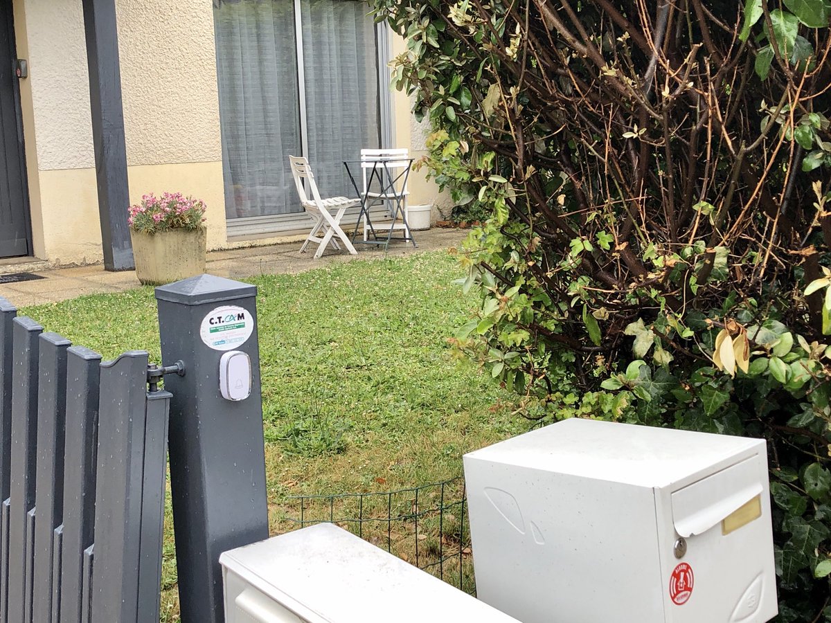 SebastienMoss's tweet photo. Le livreur de #LaPoste a préféré tendre le bras pour mettre un avis de passage dans la boîte aux lettres plutôt que pour appuyer sur la sonnette juste à côté, quand le livreur #DPD a préféré tendre le bras pour appuyer sur la sonnette. 
Lequel a rendu le service facturé ? 😓😡 https://t.co/f5QyBCdfxF