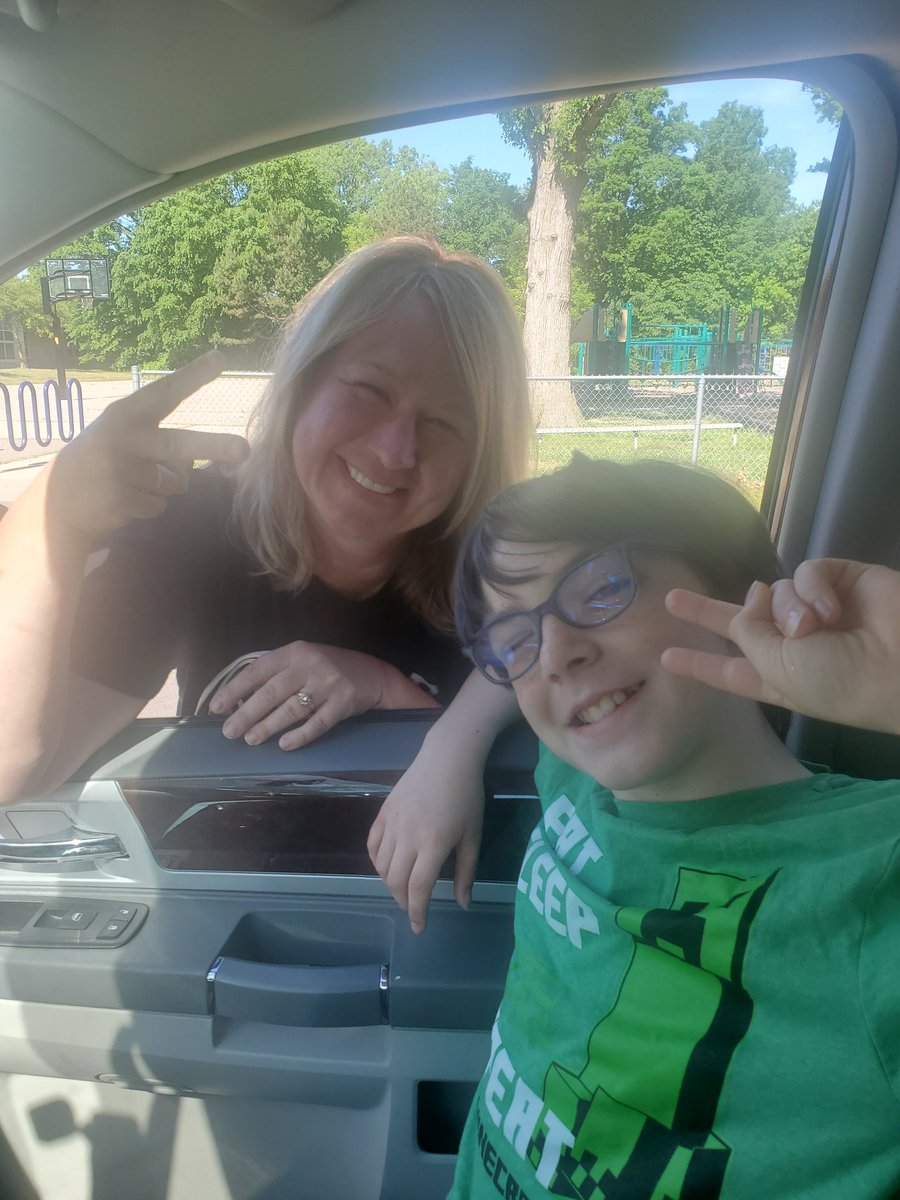 AmandaMichell7's tweet photo. @mrsmikonczyk @CoolidgeCougars 
Logan is moving on to Riley and will miss Mrs.Mikonczyk, she is an awesome teacher! https://t.co/FtIxdO9QdJ