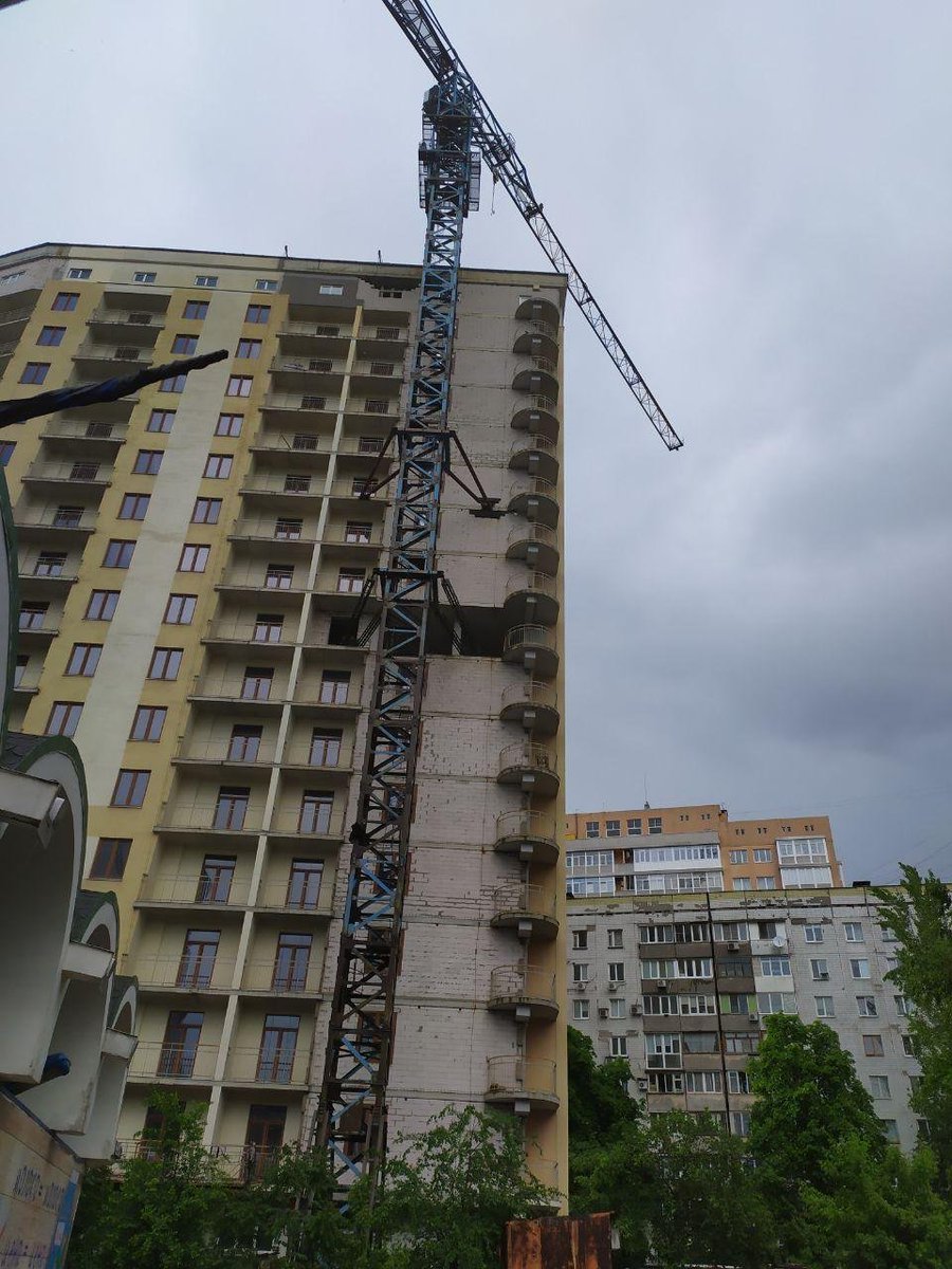 hochu_dodomu's tweet photo. Донецк
 Сколько  всего строилось в  городе.    Сейчас  остались  лишь   воспоминания об этом в виде башенных  кранов.  Но  и  они  не  выдерживают  стольких  лет  оккупации  и  простоя: на первом фото кран с рухнувшей на землю стрелой. https://t.co/JHZ8Om0s0T