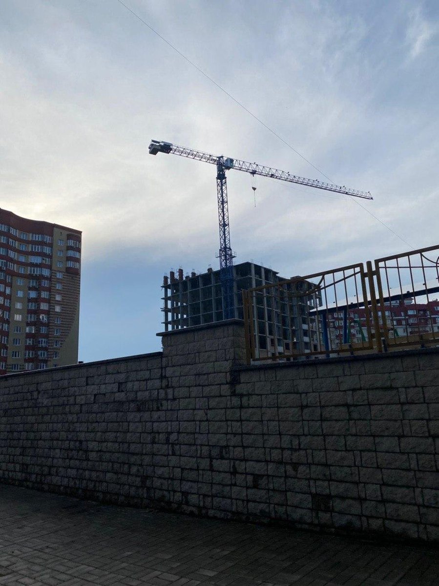 hochu_dodomu's tweet photo. Донецк
 Сколько  всего строилось в  городе.    Сейчас  остались  лишь   воспоминания об этом в виде башенных  кранов.  Но  и  они  не  выдерживают  стольких  лет  оккупации  и  простоя: на первом фото кран с рухнувшей на землю стрелой. https://t.co/JHZ8Om0s0T