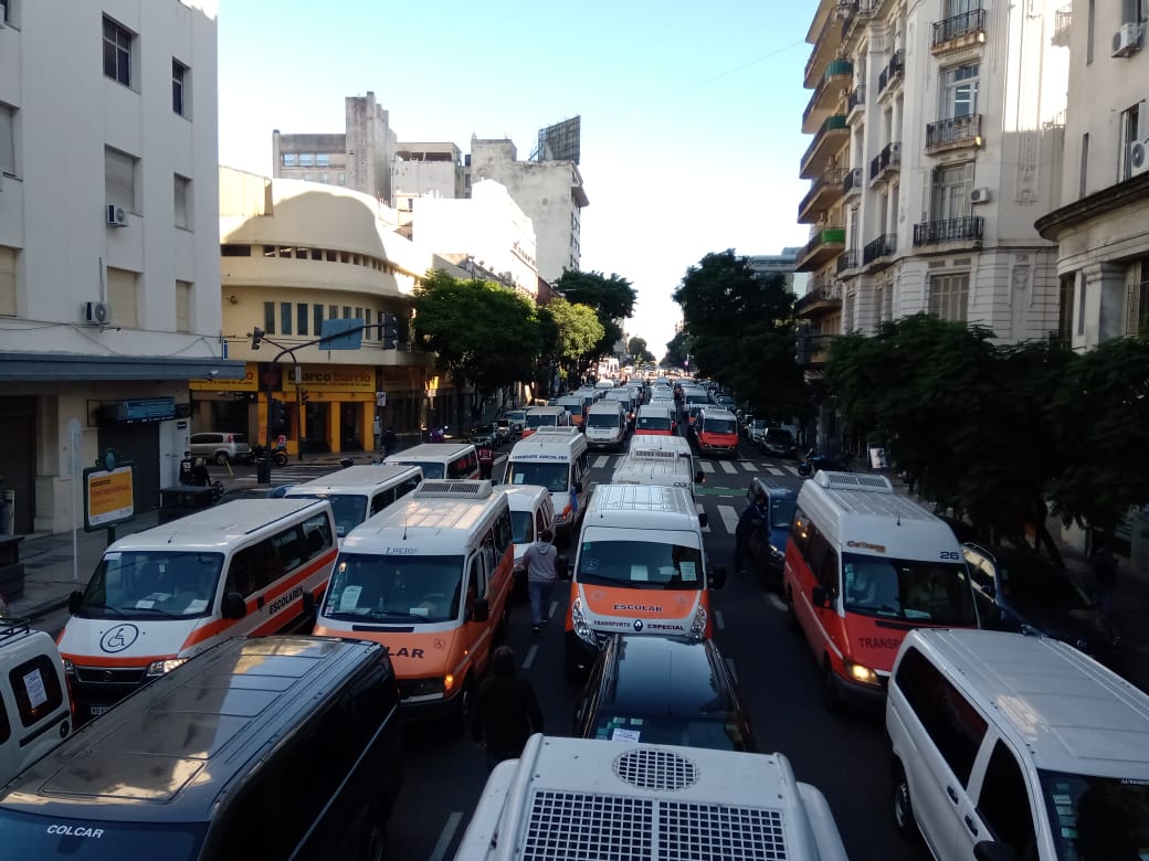solotransito's tweet photo. #DiagonalSur corte total por marchs de transportistas de personas con discapacidad
 https://t.co/QJRrxNh4i0 @aleginart