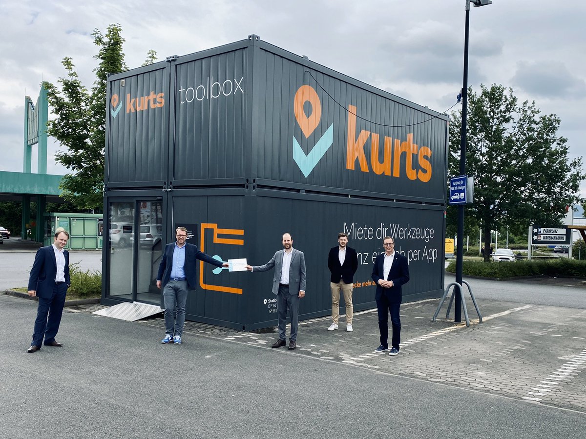 kurtstoolbox's tweet photo. Wir wurden heute durch @DigiSts vom niedersächsischen Wirtschaftsministerium als “Digitaler Ort” ausgezeichnet. Die Initiative vernetzt Vorreiter der Digitalisierung miteinander. Unsere Idee des #Toolsharings wächst. Mit dabei war auch Bundestagsmitglied @Dr_Roy_Kuhne. https://t.co/511Q3fJOer