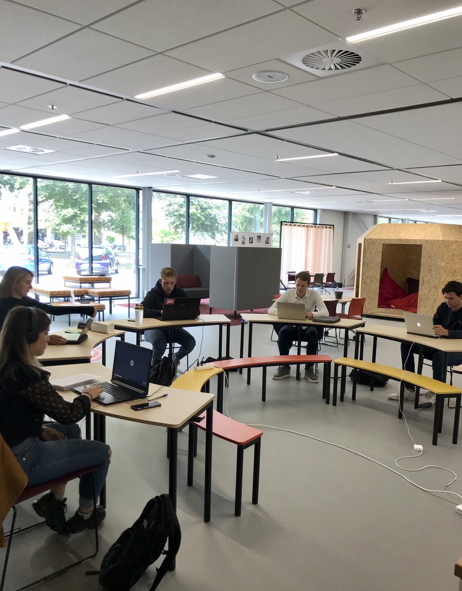 Studenten van de <a href="/HANnl/">HAN University of Applied Sciences (HAN)</a> organiseren vanuit de Meshallen de digitale seminar SMART van de afsluiting van de minor Smart Industry met 70 deelnemers!