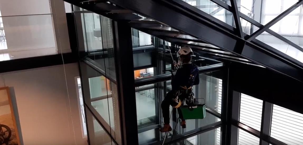 En attendant la réouverture de lundi, le musée se refait une beauté : grand ménage, maintenances des systèmes de sécurité, aménagement de vitrines, et ce matin nettoyage de haute voltige pour l'ascenseur panoramique ! Bravo aux cordistes qui n'ont pas le vertige !