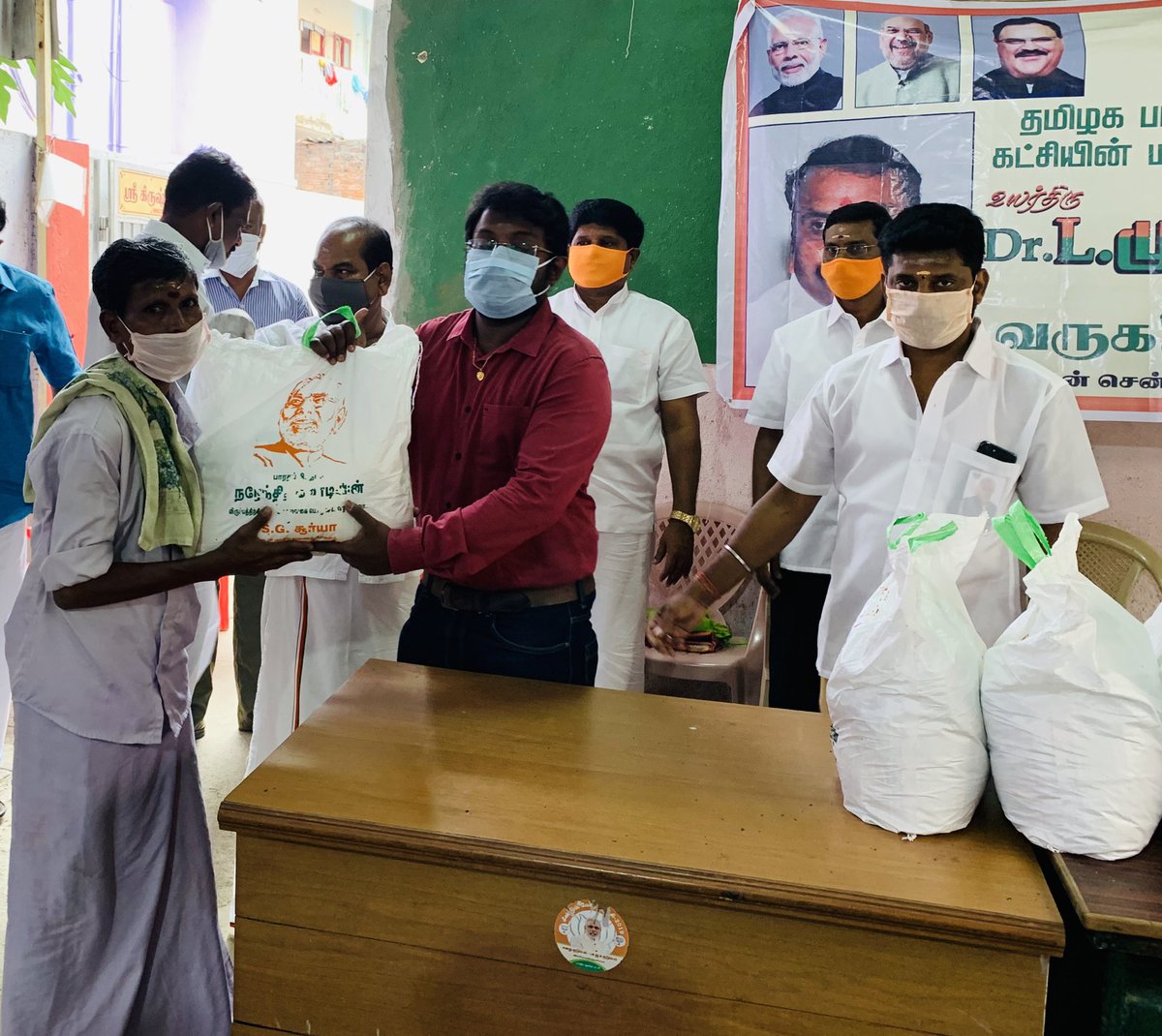 SuryahSG's tweet image. #ModiKits containing one month’s provisions given to 101 Nadhaswara Vidhwans of different Chennai temples today by my team.

சென்னையில் வெவ்வேறு கோவில்களில் பணி புரியும் 101 நாதஸ்வர இசை கலைஞர்களுக்கு ஒரு மாதத்திற்கு தேவையான மளிகை பொருட்கள் அடங்கிய #ModiKits இன்று வழங்கினோம்.