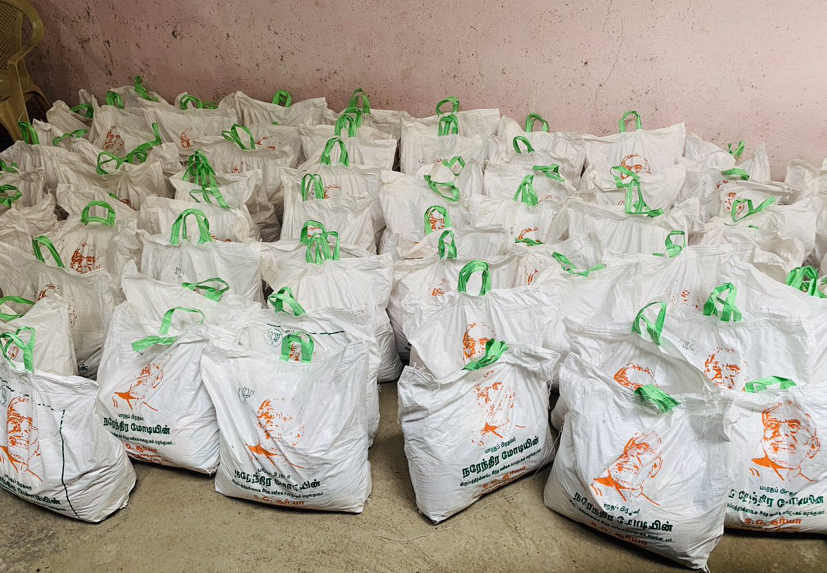 SuryahSG's tweet image. #ModiKits containing one month’s provisions given to 101 Nadhaswara Vidhwans of different Chennai temples today by my team.

சென்னையில் வெவ்வேறு கோவில்களில் பணி புரியும் 101 நாதஸ்வர இசை கலைஞர்களுக்கு ஒரு மாதத்திற்கு தேவையான மளிகை பொருட்கள் அடங்கிய #ModiKits இன்று வழங்கினோம்.