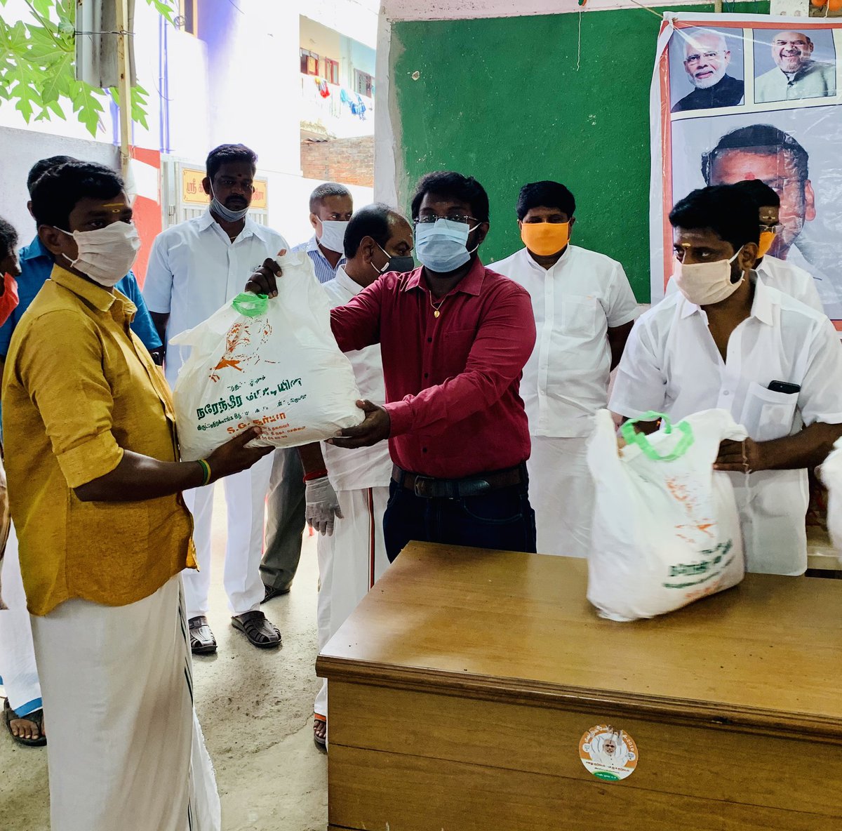 SuryahSG's tweet image. #ModiKits containing one month’s provisions given to 101 Nadhaswara Vidhwans of different Chennai temples today by my team.

சென்னையில் வெவ்வேறு கோவில்களில் பணி புரியும் 101 நாதஸ்வர இசை கலைஞர்களுக்கு ஒரு மாதத்திற்கு தேவையான மளிகை பொருட்கள் அடங்கிய #ModiKits இன்று வழங்கினோம்.