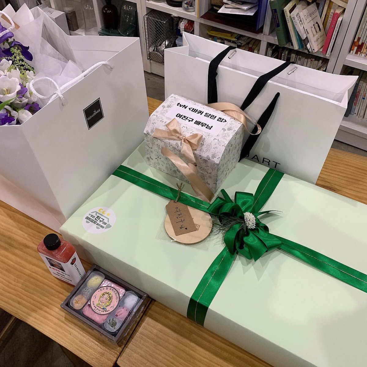 westshine9's tweet photo. 자세히 보아야 예쁘,, 아니 알수있는 사진🤫

뒷북둥둥🤣
예쁘게 입어주길 바라🤍 https://t.co/v9YsIaR5Lk
