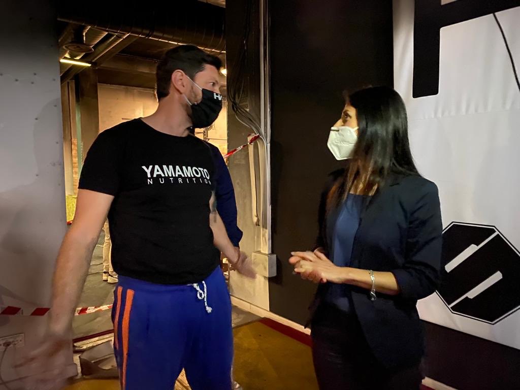 virginiaraggi's tweet photo. Ho fatto visita ai ragazzi della palestra di Centocelle data alle fiamme nella notte. Ho portato loro la solidarietà dell'intera città. Ho visto nei loro occhi una grande determinazione e sono sicura che si rialzeranno. Noi saremo al loro fianco. #ATestaAlta https://t.co/PMIzEdlAa8