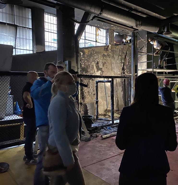 virginiaraggi's tweet photo. Ho fatto visita ai ragazzi della palestra di Centocelle data alle fiamme nella notte. Ho portato loro la solidarietà dell'intera città. Ho visto nei loro occhi una grande determinazione e sono sicura che si rialzeranno. Noi saremo al loro fianco. #ATestaAlta https://t.co/PMIzEdlAa8
