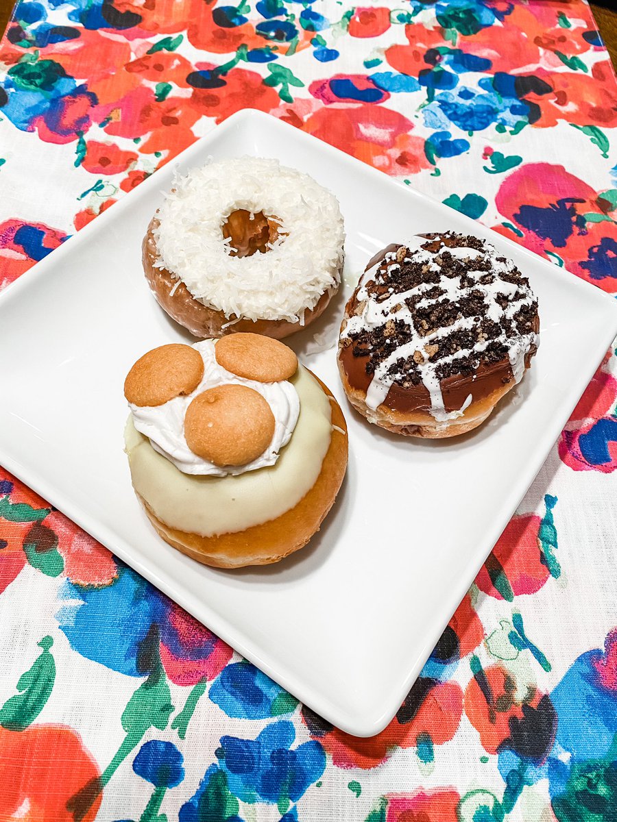 thechockboard_'s tweet photo. Dessert for breakfast...because, why not??! #treatyourself #thursdayvibes #doughnuts #donuts @krispykreme https://t.co/d9f0vXlq2G