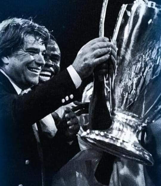 plus_237's tweet photo. 🔥Bonjour la #TeamMPQC ⚪Ⓜ️⚫.
Quelle est pour vous la meilleure saison de l'histoire de l'#OM en dehors de la periode Tapie ?.. https://t.co/UXvZKBySxv