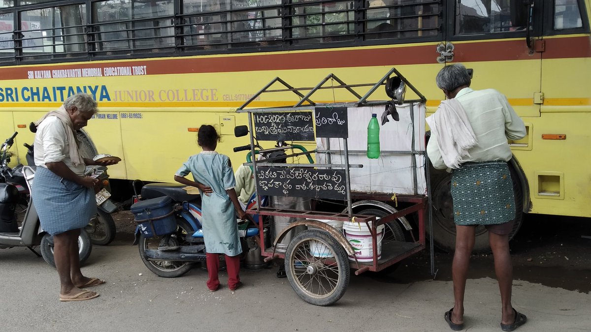 SahayakF's tweet photo. #SCF
#Lockdownperiod
#Killthehunger
#ServicetotheNeedy
Today supported by beloved donor చీకటి శుభావతమ్మ గారు in memory of కీ. శే. చీకటి వెంకటేశ్వర రావు గారు 😍
May his Soul Rest in Peace 💐🙏
Served food to 70+ Persons in different Places.
+91 70953 24365 https://t.co/iXgAdViwQO
