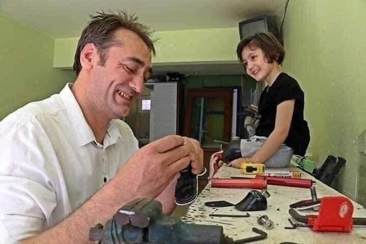 Antalya'da 6,5 aylık dünyaya gelip, 13 günlükken sol bacağı kesilen 6 yaşındaki kızı Özge’nin yürüyebilmesi için evinin tavanında 150 TL maliyetle kurduğu düzenekle kızına yürümeyi öğreten alüminyum doğrama ustası baba Ali ihsan yıldırım bu sefer kızının koşabilmesi için 
++👇