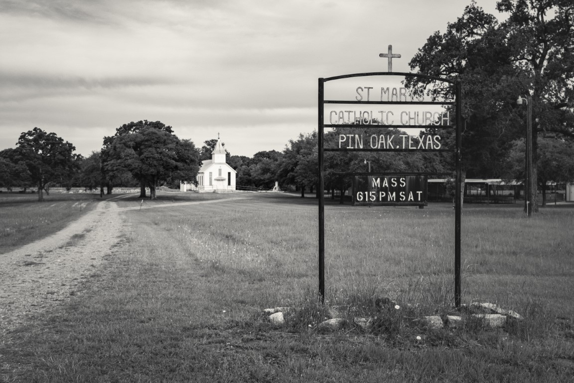 lonestarbackrds's tweet photo. This is all that's left of the little town of Pin Oak, Texas...

#texas #texaschurches #nikon #shootnikon #lonestarbackroads https://t.co/qNS5OuU0ao