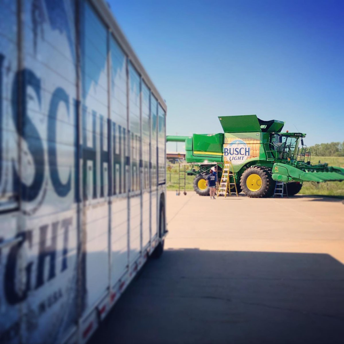 BudweiserCB's tweet photo. 👀 🌽 🍻 @HorizonEquipJD https://t.co/I5pLI7okNp