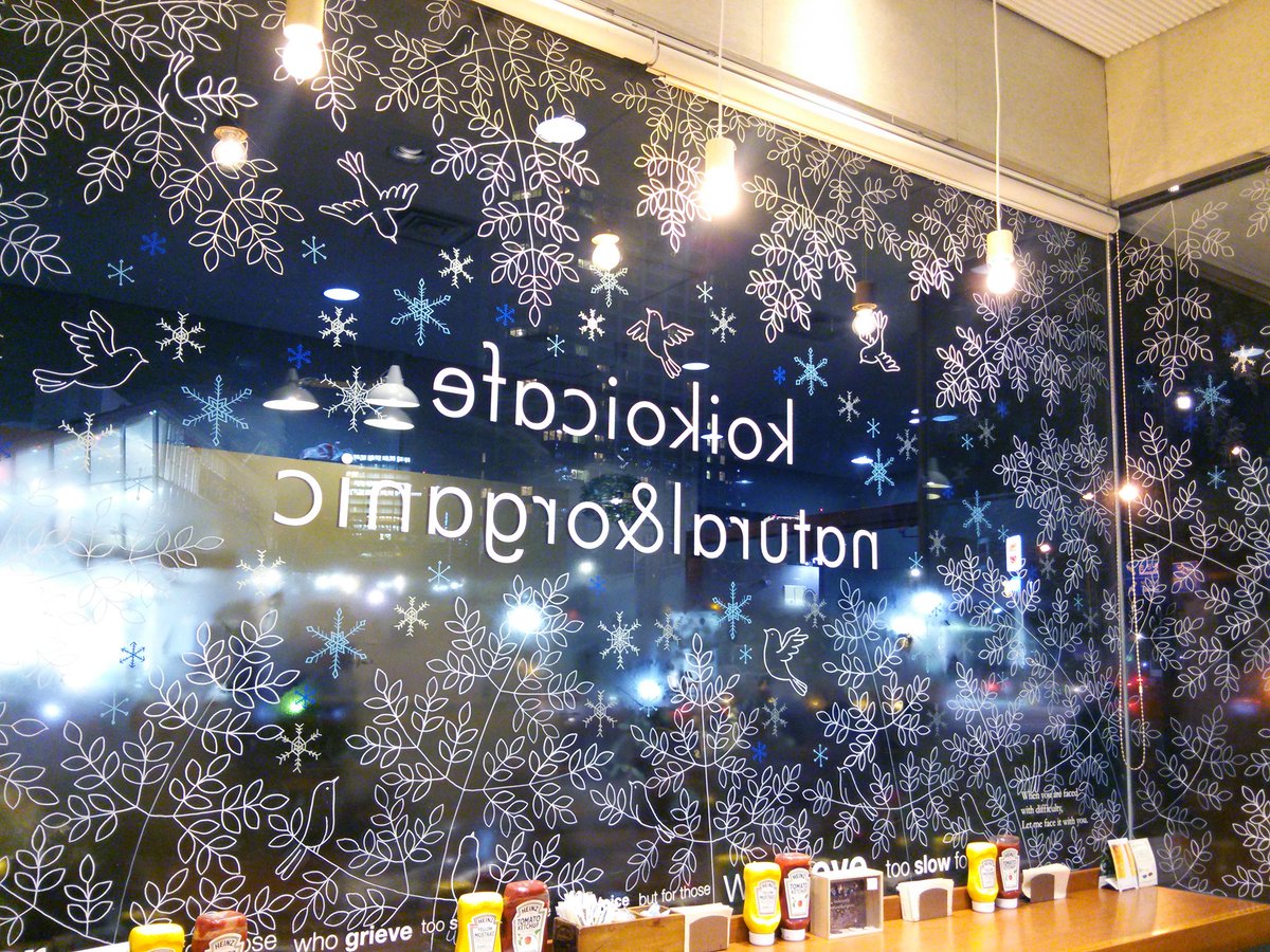 caoliodoli's tweet photo. これでラスト。私のお気に入り写真！

ビルで隠れてるのがちょっと惜しいけど、��京タワーがすぐ近く。反対側のビルの窓にも東京タワーが映り込んで、向かい側は芝公園の森。

ガラス一面白い葉っぱで埋め尽くされたカフェでした。

最後は2018年のクリスマスの夜🕊️

#koikoicafe https://t.co/hmrAh2MS0Y