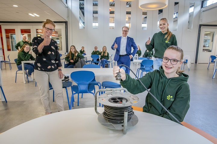 Leerlingen van Veluws College Mheenpark openden samen met wethouder  <a href="/maartenv4ssen/">Maarten van Vierssen</a>  en directeur Karin Poerstamper het nieuwe zonnedak op hun school. Ruim 750 panelen wekken jaarlijks stroom op voor ongeveer 80 huishoudens! Meer info lees je op 👉 apeldoorn.nl/zonnige-schole…
