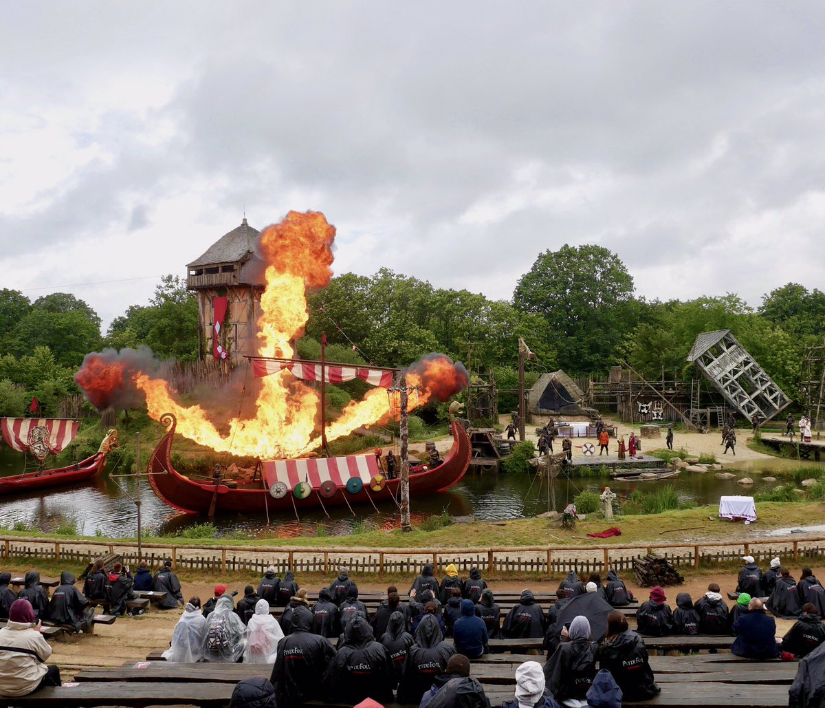 PuyduFou's tweet photo. Bien qu’ils viennent pour assaillir le « Fort de l’An Mil », c’est tout de même un plaisir de retrouver aujourd’hui nos terribles Vikings ! #PuyduFou2020 https://t.co/N0JDf4ffGI