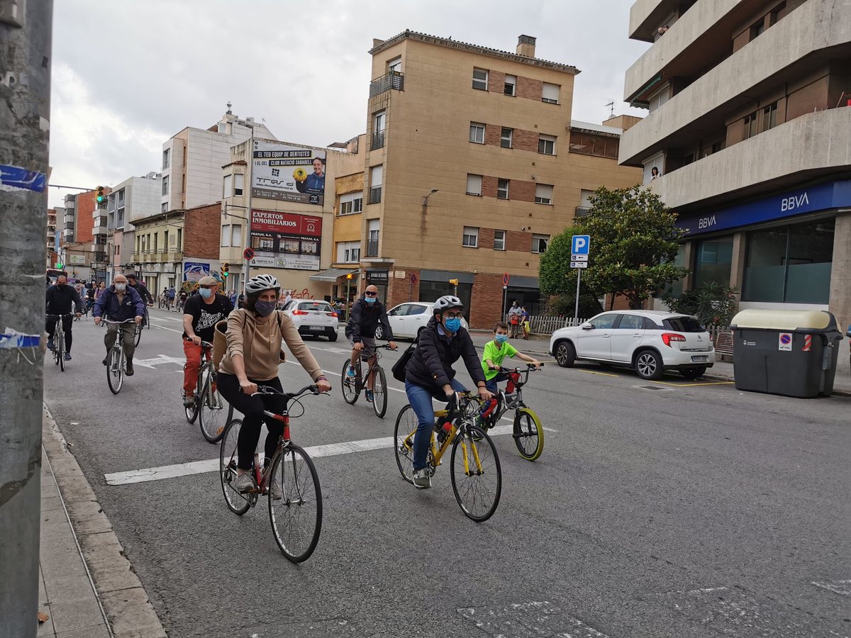 EliaSorianCosta's tweet photo. Amb el 🧑🏻@santi_valls i el 🧔🏻@GabrielFerDiaz passejant a #Sabadell amb #RecuperemLaCiutat. Hem vist com la gent que passejava per #LaRamba mirava estranyava un mar de bicicletes que es desplacen sense sorolls ni fums. I, que coi, que bé aquesta millor normalitat 🚲🛴🌳 https://t.co/7AbiAuBCai