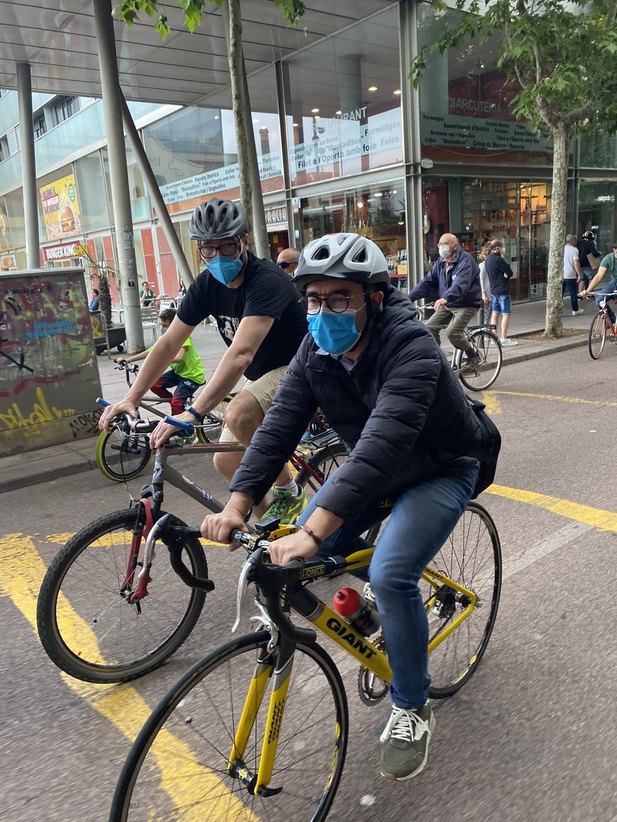 EliaSorianCosta's tweet photo. Amb el 🧑🏻@santi_valls i el 🧔🏻@GabrielFerDiaz passejant a #Sabadell amb #RecuperemLaCiutat. Hem vist com la gent que passejava per #LaRamba mirava estranyava un mar de bicicletes que es desplacen sense sorolls ni fums. I, que coi, que bé aquesta millor normalitat 🚲🛴🌳 https://t.co/7AbiAuBCai