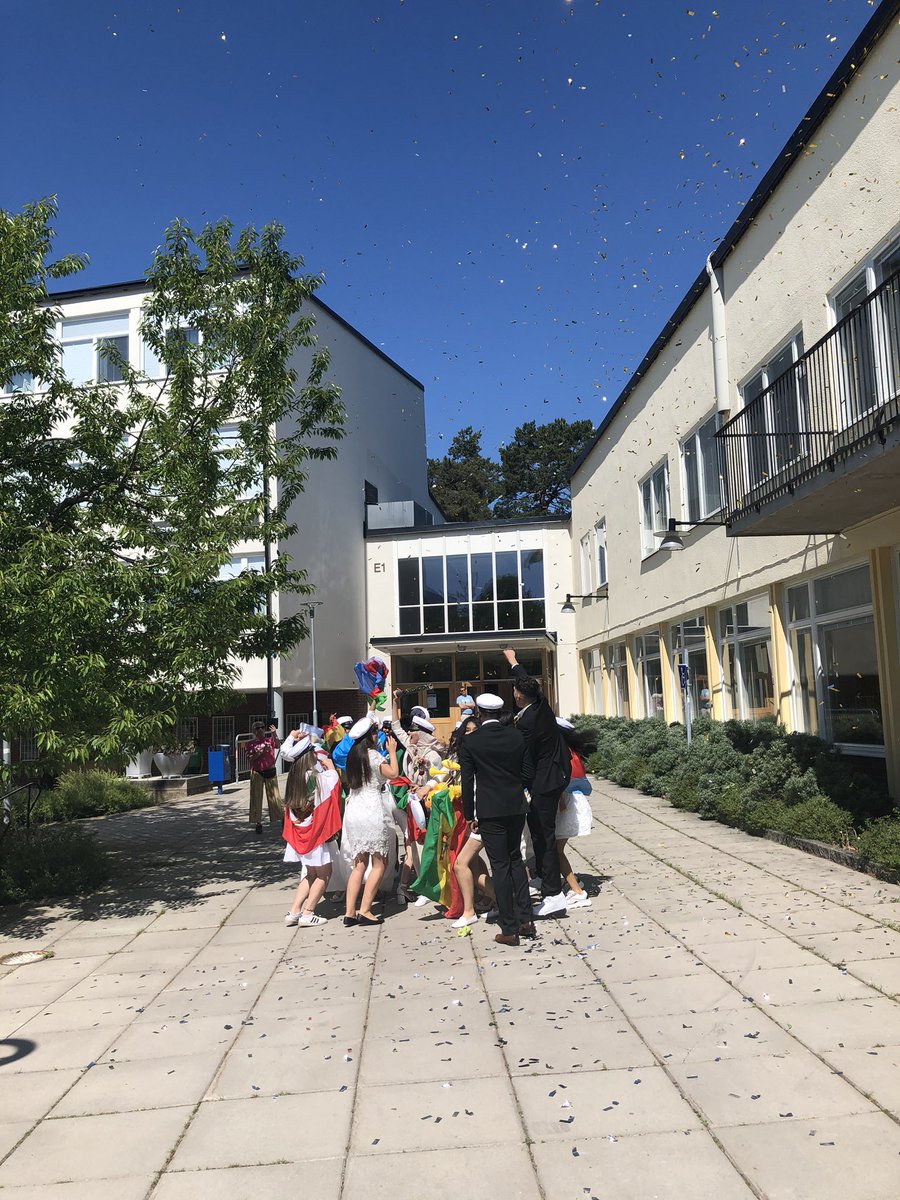 Studenten kan firas på olika sätt, hos oss är det högljutt och ibland över gränsen men nu är alla klasser ute och både studenter och anhöriga är glada och nöjda🌞💕En bonus för oss är att vi har så positiva och tålmodiga grannar. Kärrtorp och Kärrtorpsgymnasium i mitt❤️!