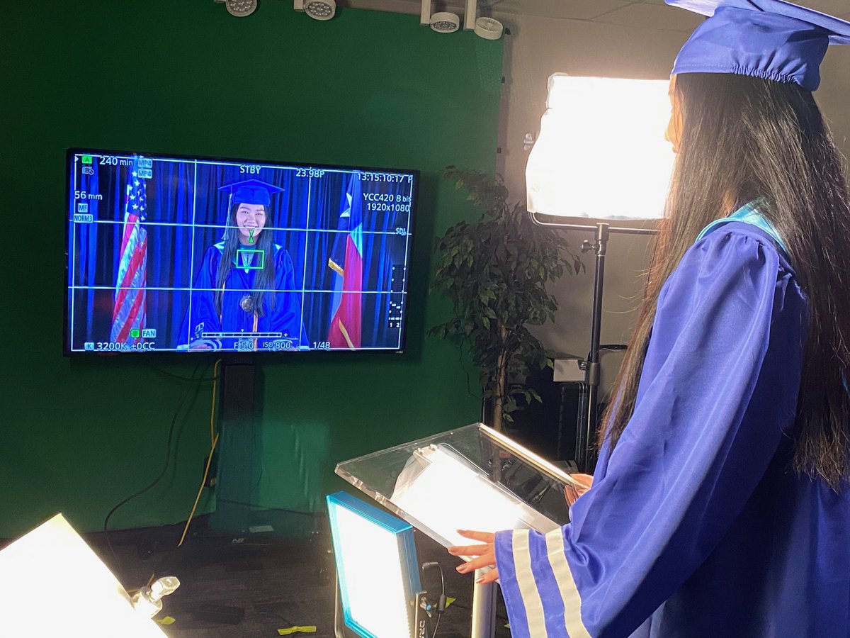 JETHS_2020's tweet photo. Check out THS Valedictorian Michelle Li in the studio! #TaylorMade2020 https://t.co/tEvQBsTCKl