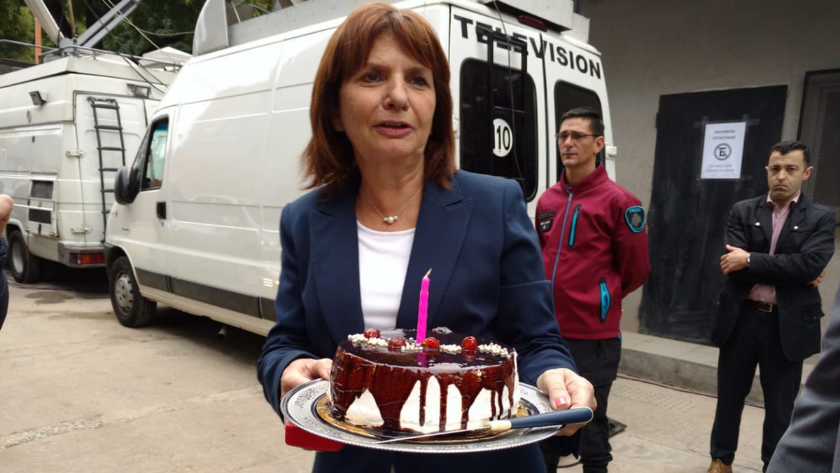 Un feliz cumpleaños a la mejor ministra de seguridad que hemos tenido <a href="/PatoBullrich/">Patricia Bullrich</a> 🎂💛👏🏼👏🏼