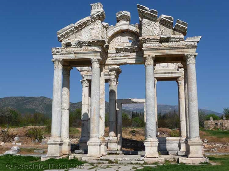Aphrodisias
The name Aphrodisias is derived from the cult of Aphrodite, which was practiced in the central temple of Aphrodite.

reiseinfo-tuerkei.de/Interessante_O…