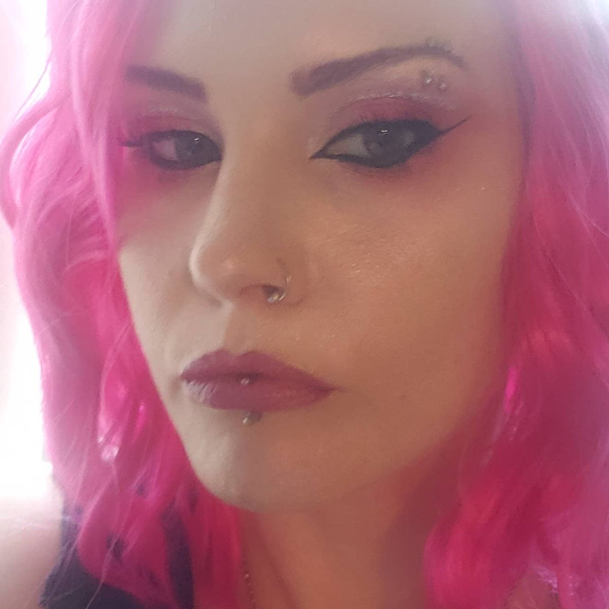 wendydollmua's tweet photo. I mixed @MACcosmetics dazzledrops with white f&b foundation and set with a whole lot of #hyperrealglow and Barely Dressed Min Sknfnsh to set π #makeup #makeupartist #pinkhair #pinkmakeup #gothic #gothgirl #cosplay #pinkmakeup #theatrical #Sparkle #glowingskin #thewendydoll https://t.co/n1ZAlkh4Hn