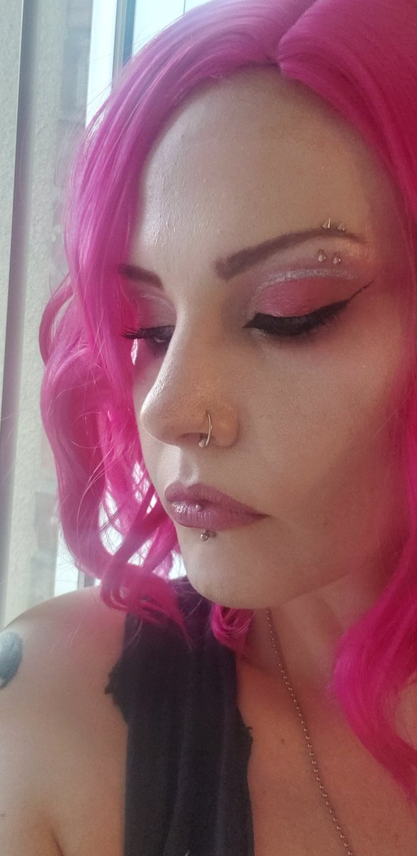 wendydollmua's tweet photo. I mixed @MACcosmetics dazzledrops with white f&b foundation and set with a whole lot of #hyperrealglow and Barely Dressed Min Sknfnsh to set π #makeup #makeupartist #pinkhair #pinkmakeup #gothic #gothgirl #cosplay #pinkmakeup #theatrical #Sparkle #glowingskin #thewendydoll https://t.co/n1ZAlkh4Hn