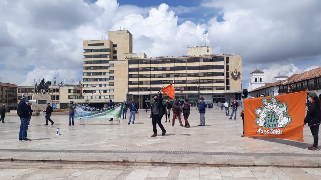 UltimaHoraBoy's tweet photo. #AEstaHora se adelanta plantón en la Plaza de Bolívar de #Tunja, por parte de organizaciones sociales que radicarán documento de exigencias a @AlcaldiaTunja y @GobBoyaca para que se dé respuesta y atención a necesidades que se han agudizado como consecuencia de la #cuarentena https://t.co/NnKQViIgbK