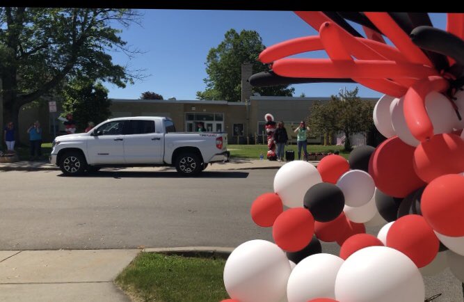 LancasterCSD's tweet photo. Honk for Hillview!! Drive-by moving up day and farewell parade @EsHillview #legendarylearning #2nd2None! https://t.co/6tYZxrzo4c
