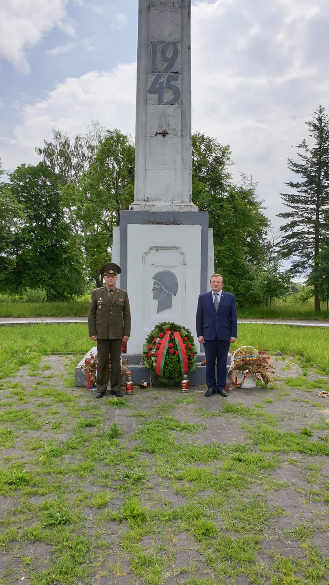 BelarusEmbPol's tweet photo. У рамках святкавання #BY75 11 чэрвеня Пасол У.Чушаў, Аташэ па пытаннях абароны В.Капшуль i члены іх сем’яў усклалі вянок да Мемарыяла салдатам Савецкай арміі ў Браневе - самага вялікага замежнага пахавання савецкіх воінаў, якія загінулі ў гады Другой сусветнай вайны https://t.co/sctU20HJvS